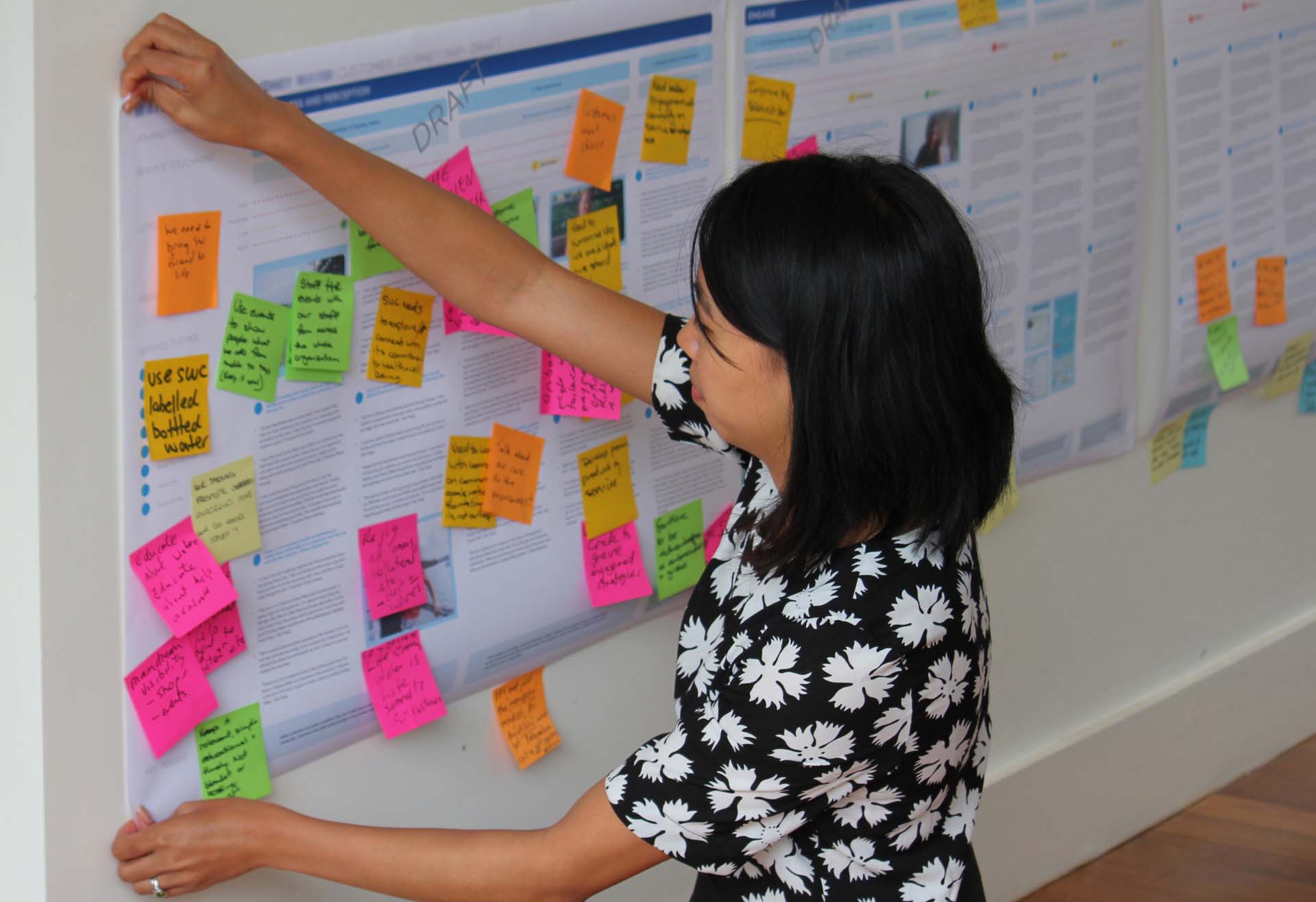 Proto employee pinning up a Service Design strategy